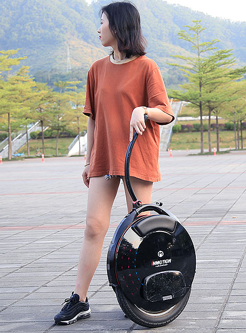 Inmotion V10F с раскрытой ручкой